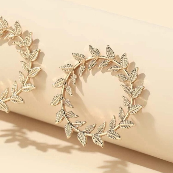 Leaf Design Round Stud Earrings - Picture 3 of 3